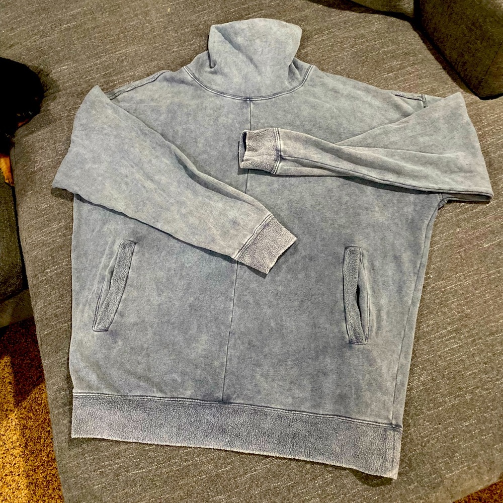 FREE PEOPLE // OVERSIZED SWEATER // DISTRESSED LOOK // XS // NEW